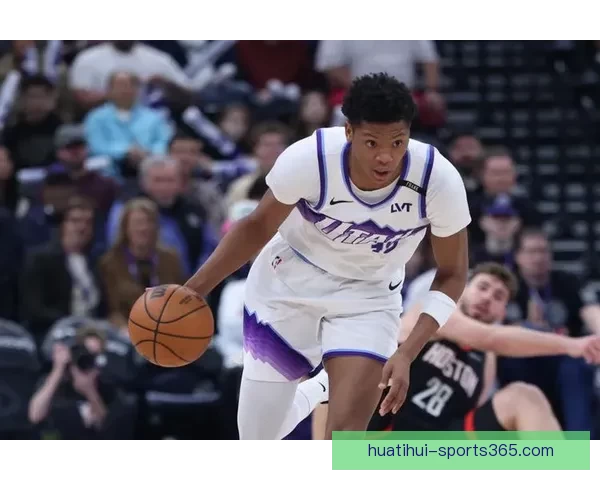 埃奇库姆伤愈复出砍下22分13篮板 76人连续两季横扫爵士 贝利豪取25分